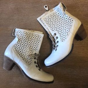 Dromedaris Summer White Cutout Bootie SZ 40 NWOT